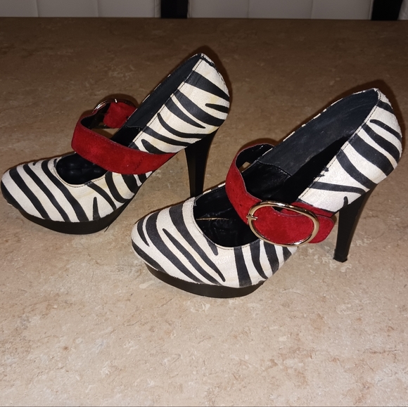 🦓 Cute Zebra Print Mary Jane Heels With Red Buckle 🦓 - Picture 5 of 14